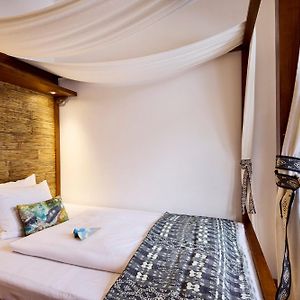 Zimmer mit Kingsize-Bett